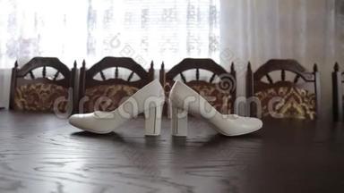 结婚戒指在女人`白鞋上。 新娘白鞋上漂亮`结婚戒指